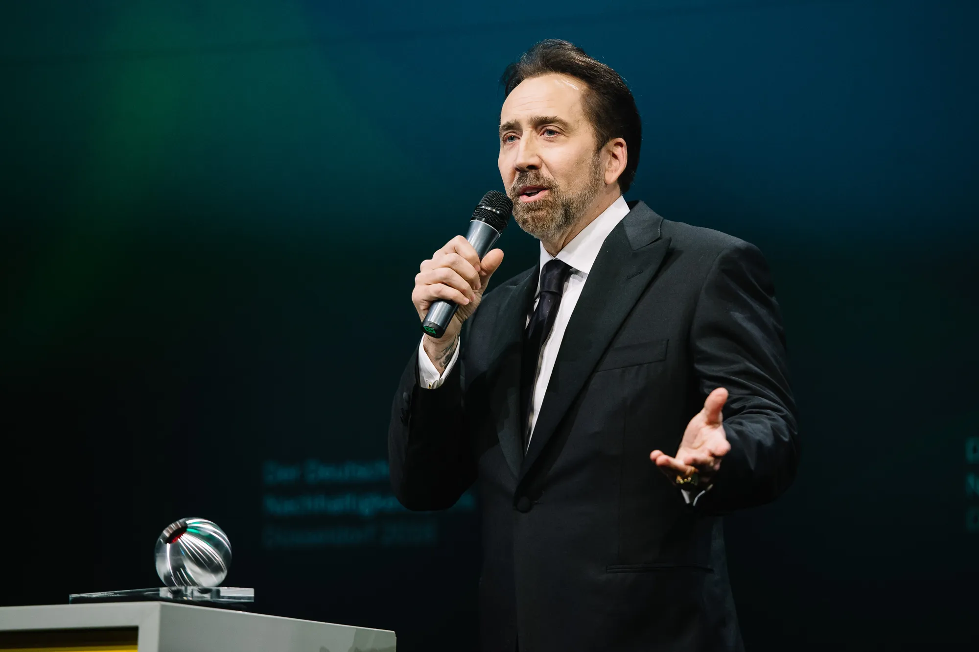 Nicolas Cage hält eine Rede nach der Verleihung des Ehrenpreises des Deutschen Nachhaltigkeitspreises