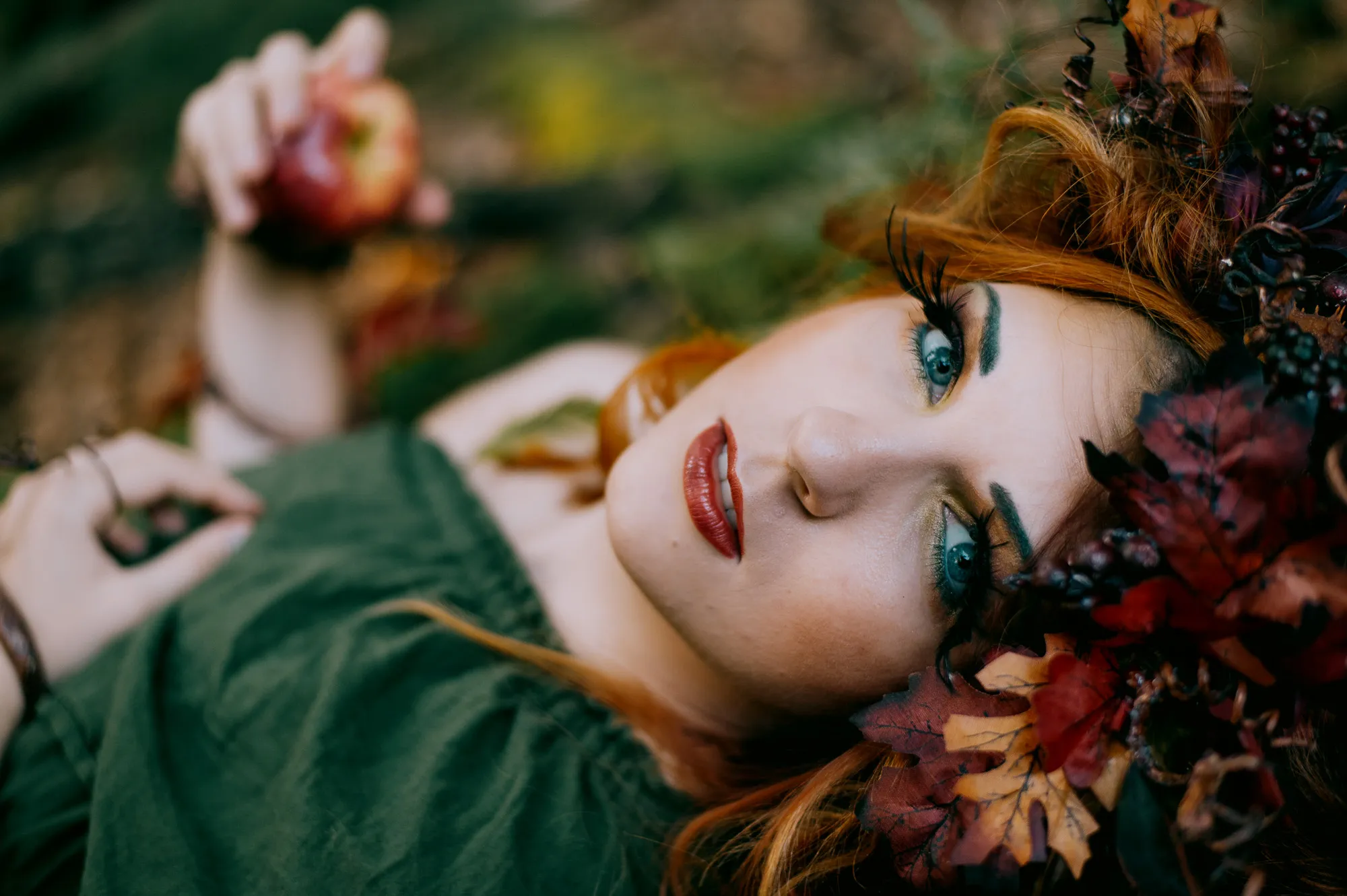Porträt einer jungen Frau mit extravagantem, herbstlich inspiriertem Outfit und aufwendigem Headpiece