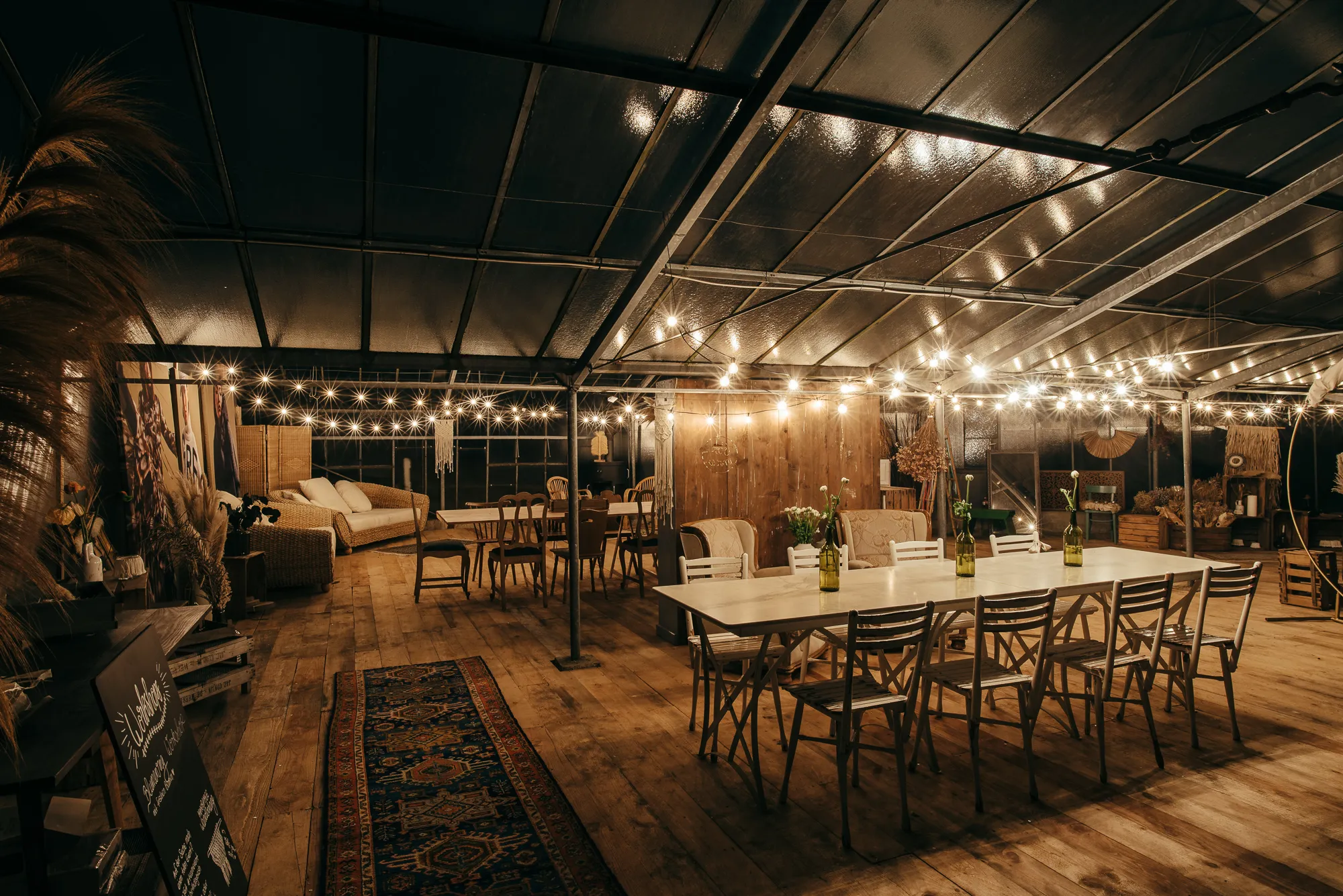 Innenraum einer Workshop Location bei Dunkelheit mit eingeschalteter Beleuchtung