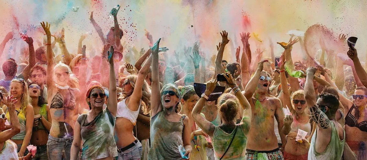 Foto von feiernden Menschen auf einem Holi Festival in Neuss.