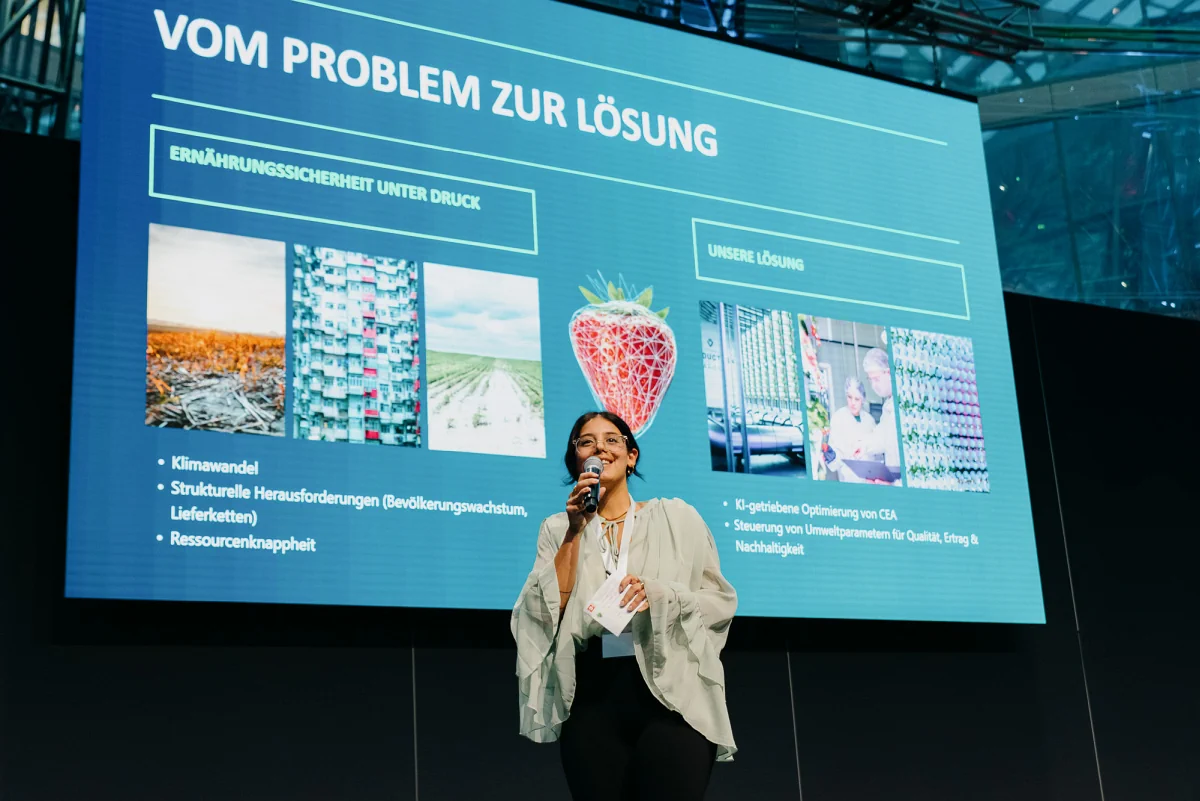 Eine Frau hält einen Vortrag vor einer Präsentation.