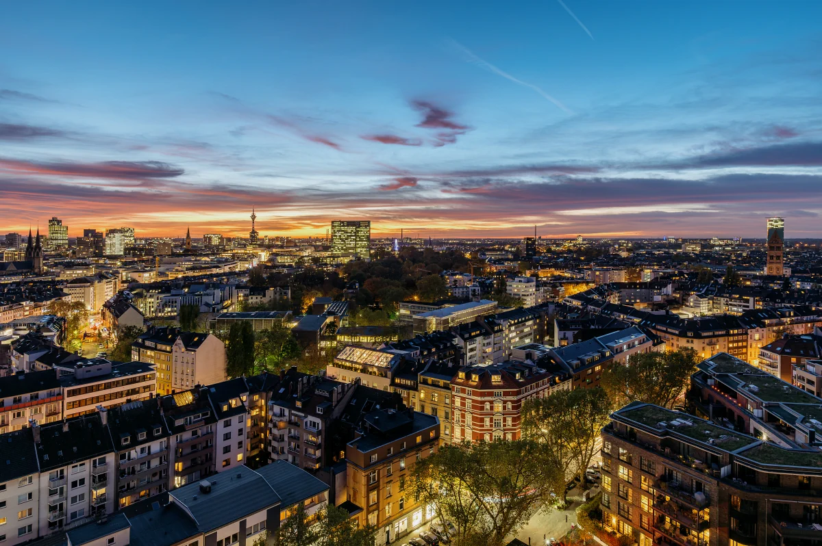 Düsseldorder Panorama in der Abenddämmerung .