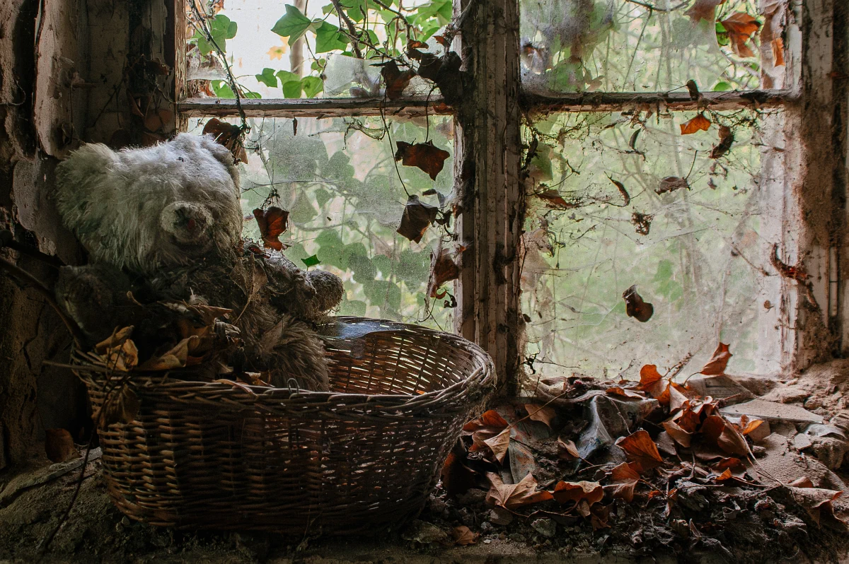 Zurückgelassener Teddy in einem verlassenen Haus.