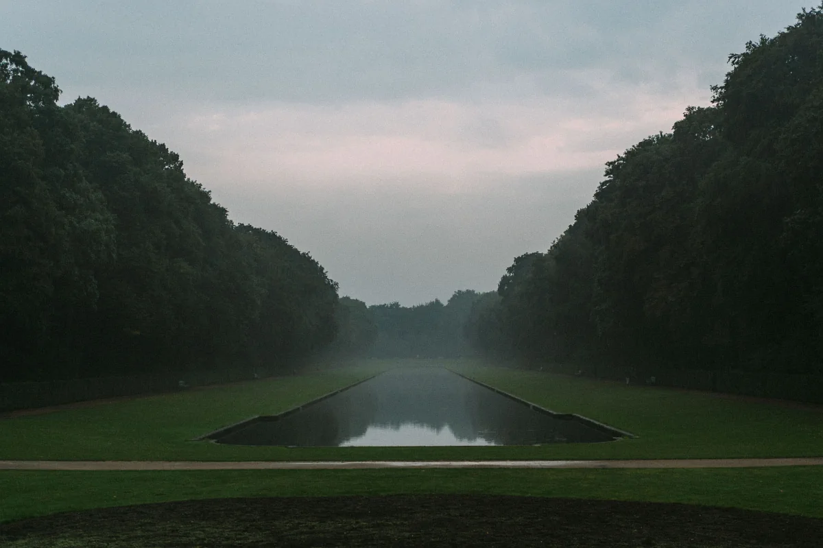 Spiegelweiher hinter dem Schloss Benrath.