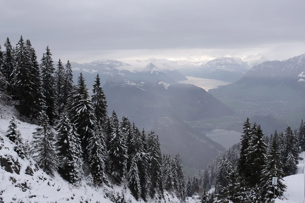 Blick auf Schweizer Berge von der PILATUS Bahn in Alpnach.